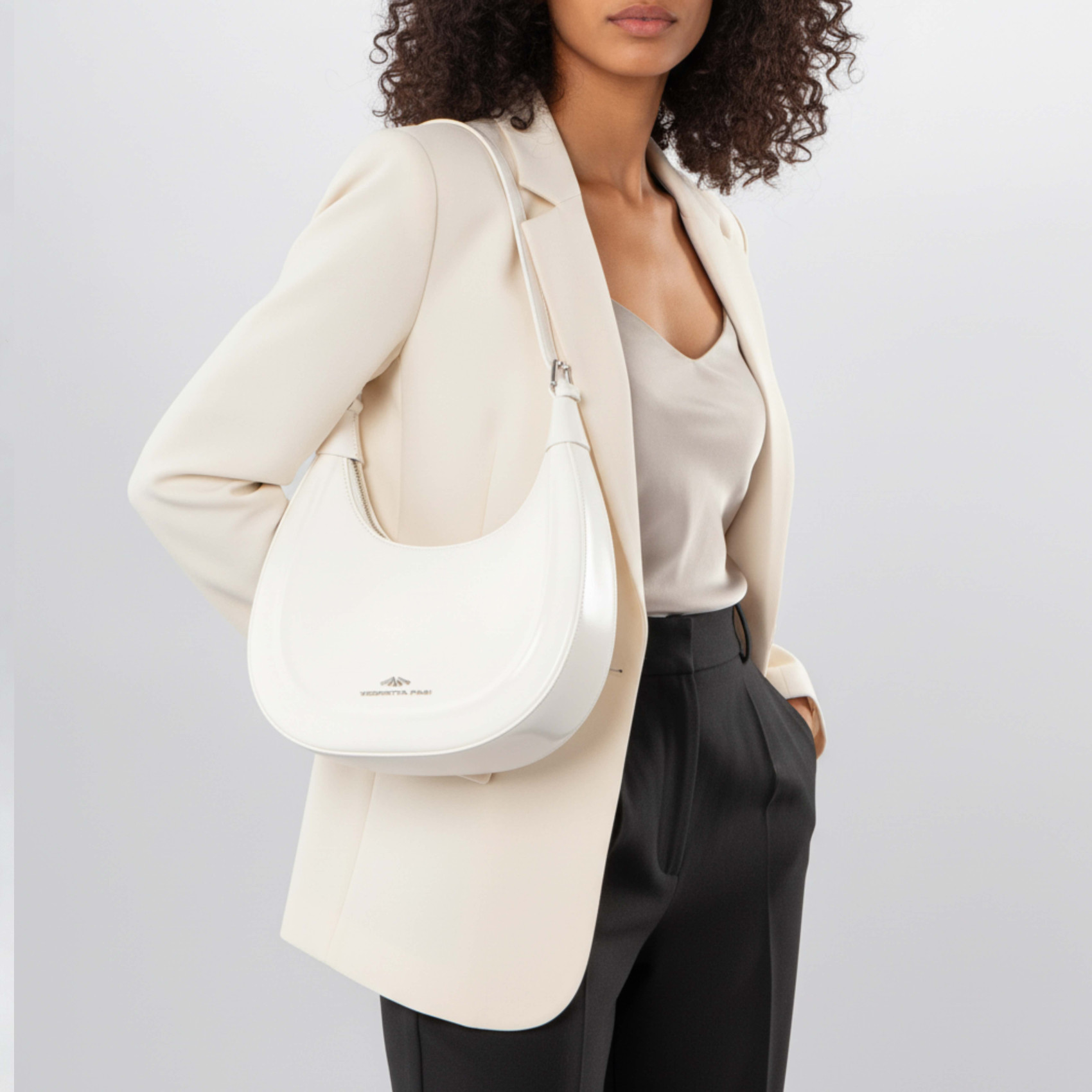 Bolso de piel pequeño, elegante y ligero.