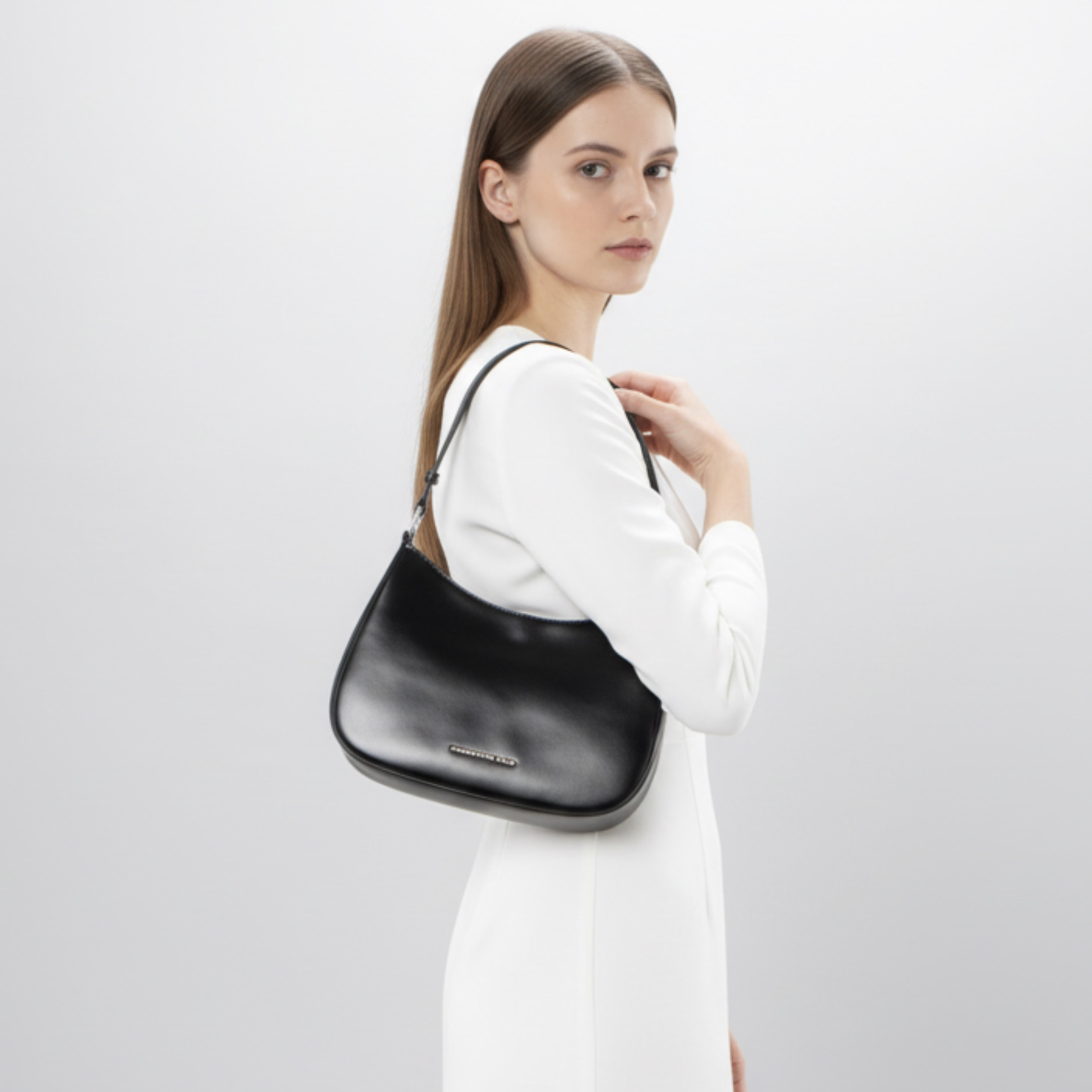 Bolso pequeño de piel con diseño icónico.