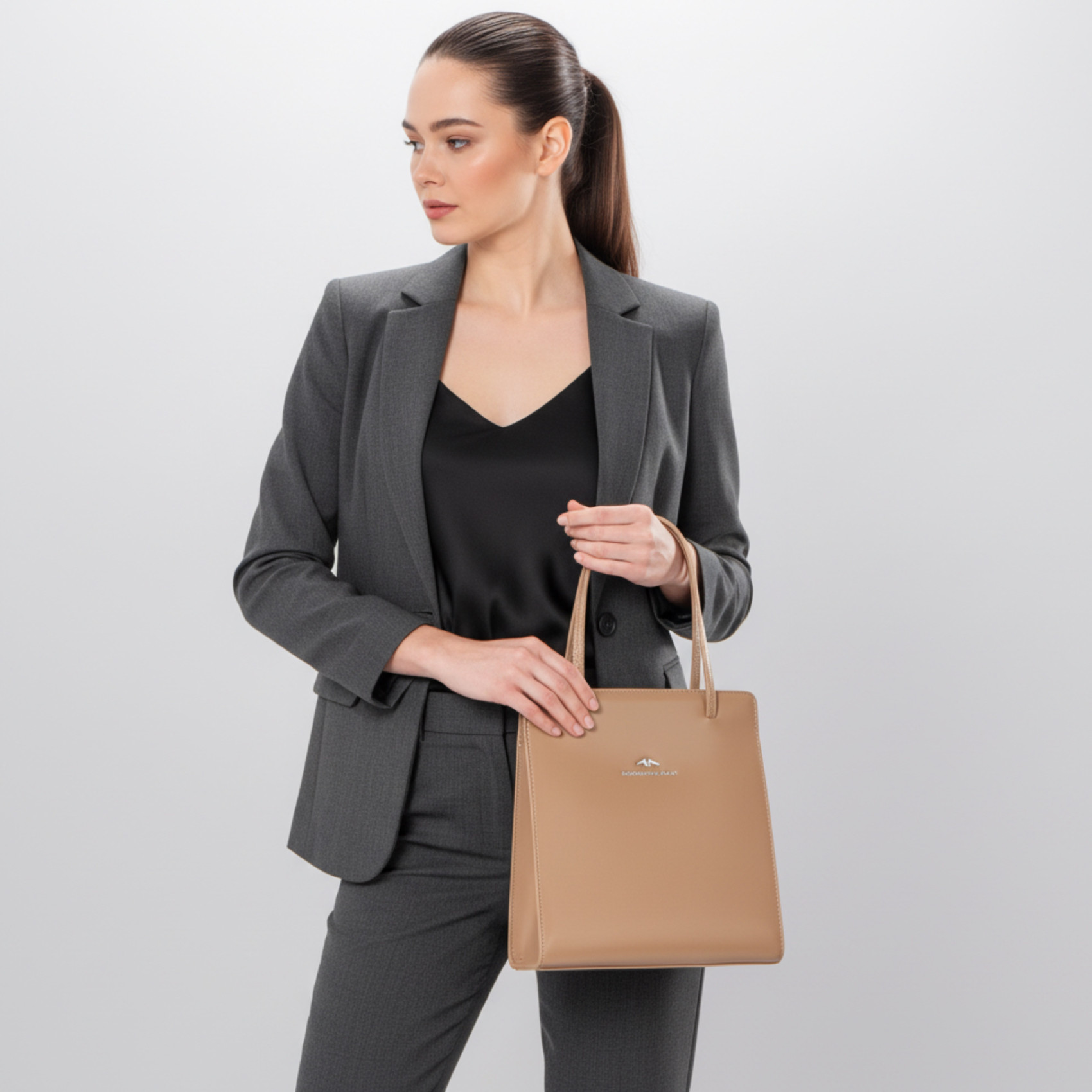 Bolso cuadrado de piel de líneas rectas.