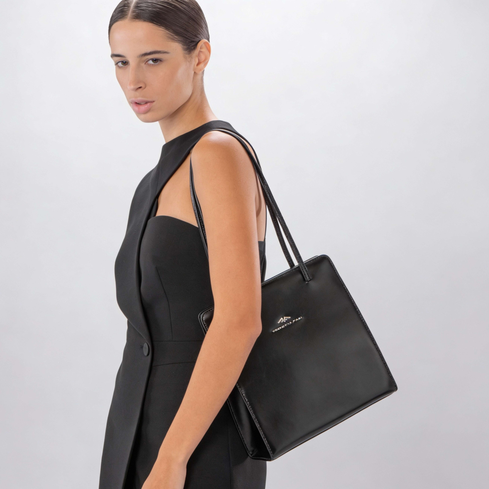 Bolso cuadrado de piel de líneas rectas.