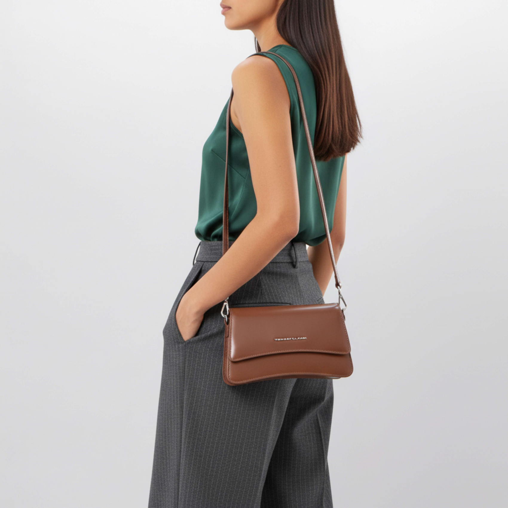 Bolso pequeño de piel, elegante y versátil.
