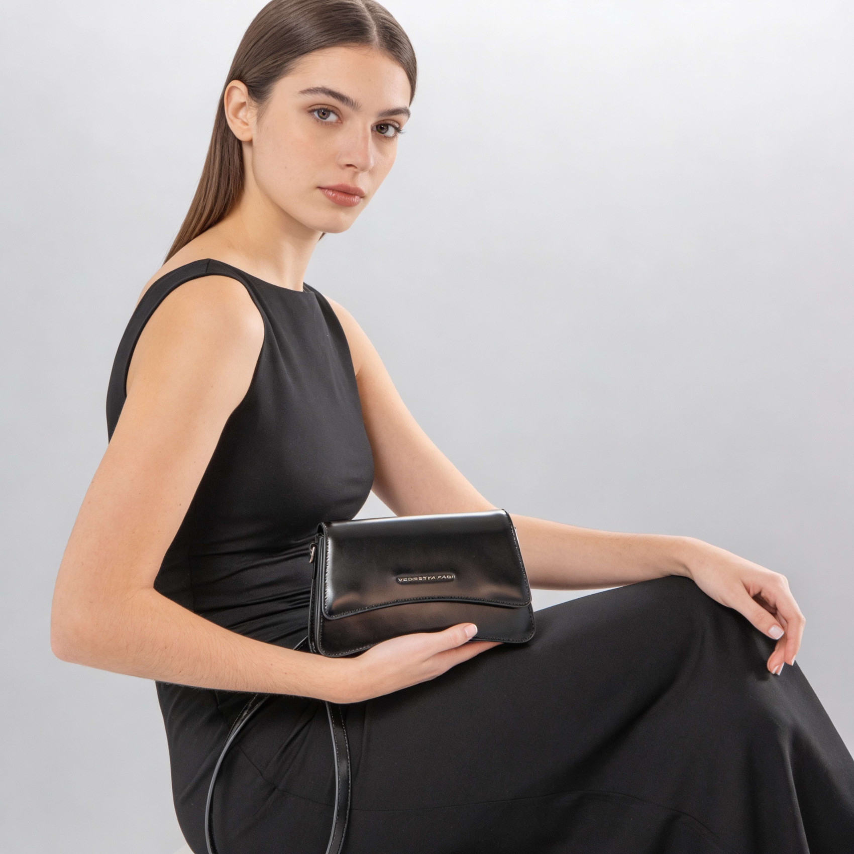 Bolso pequeño de piel, elegante y versátil.