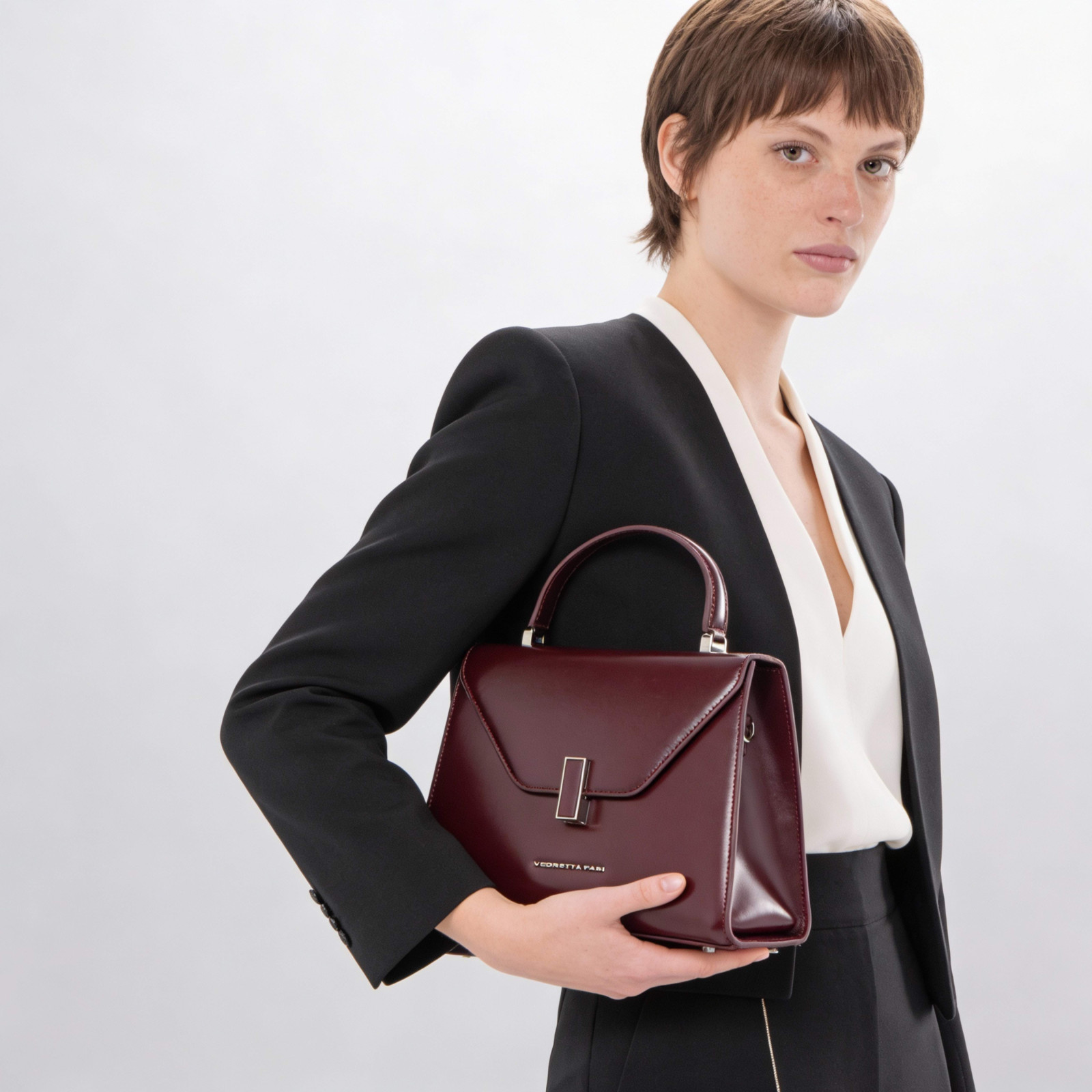 Bolso pequeño de piel con diseño distinguido.