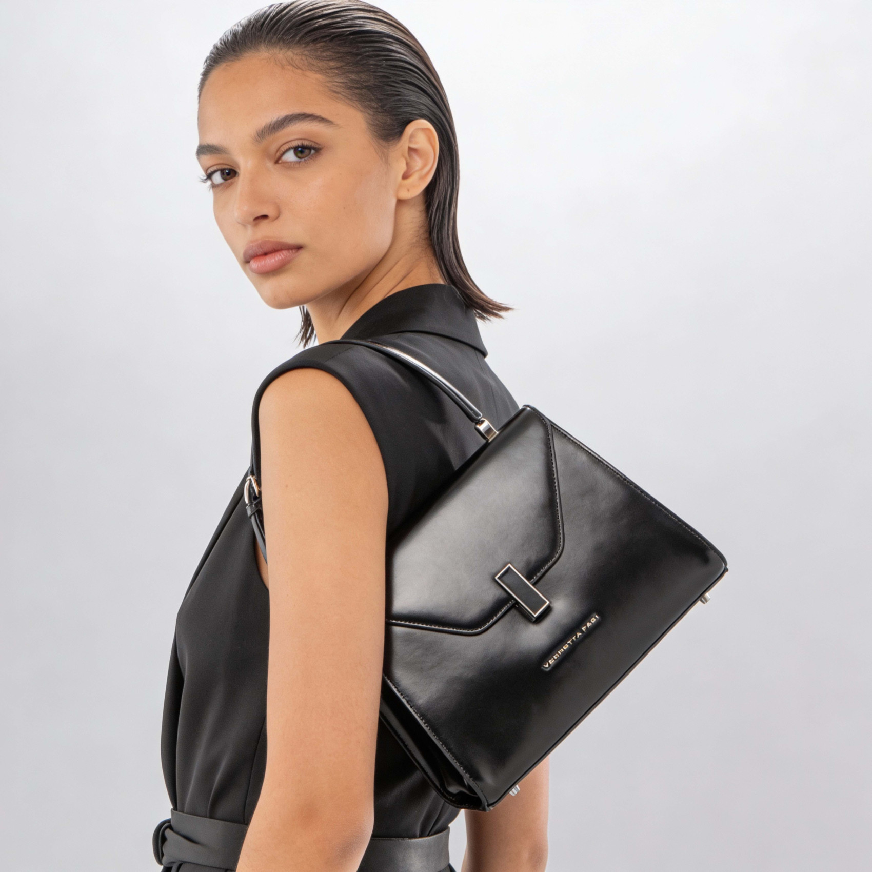 Bolso pequeño de piel con diseño...