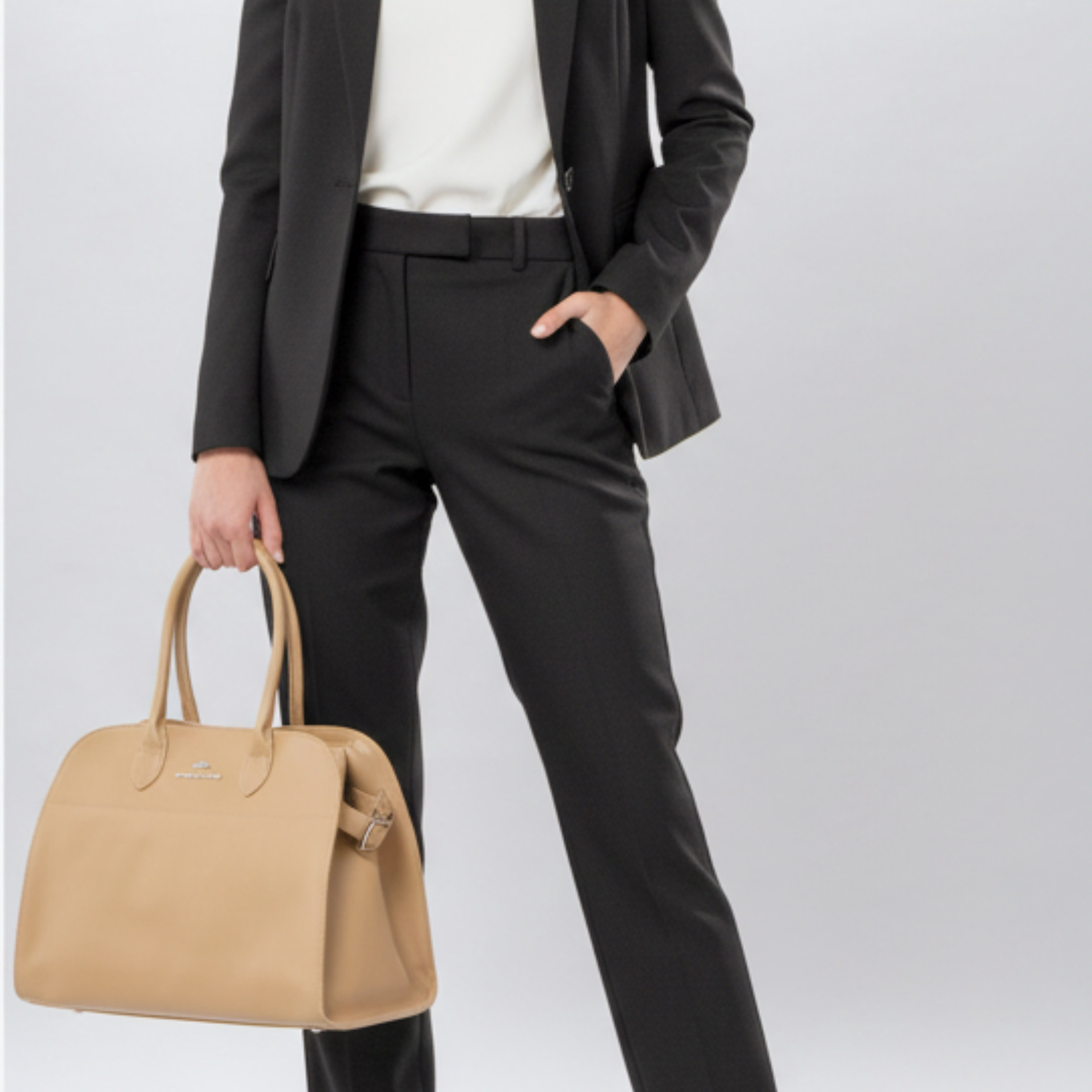 Bolso de piel grande, elegante y minimalista.