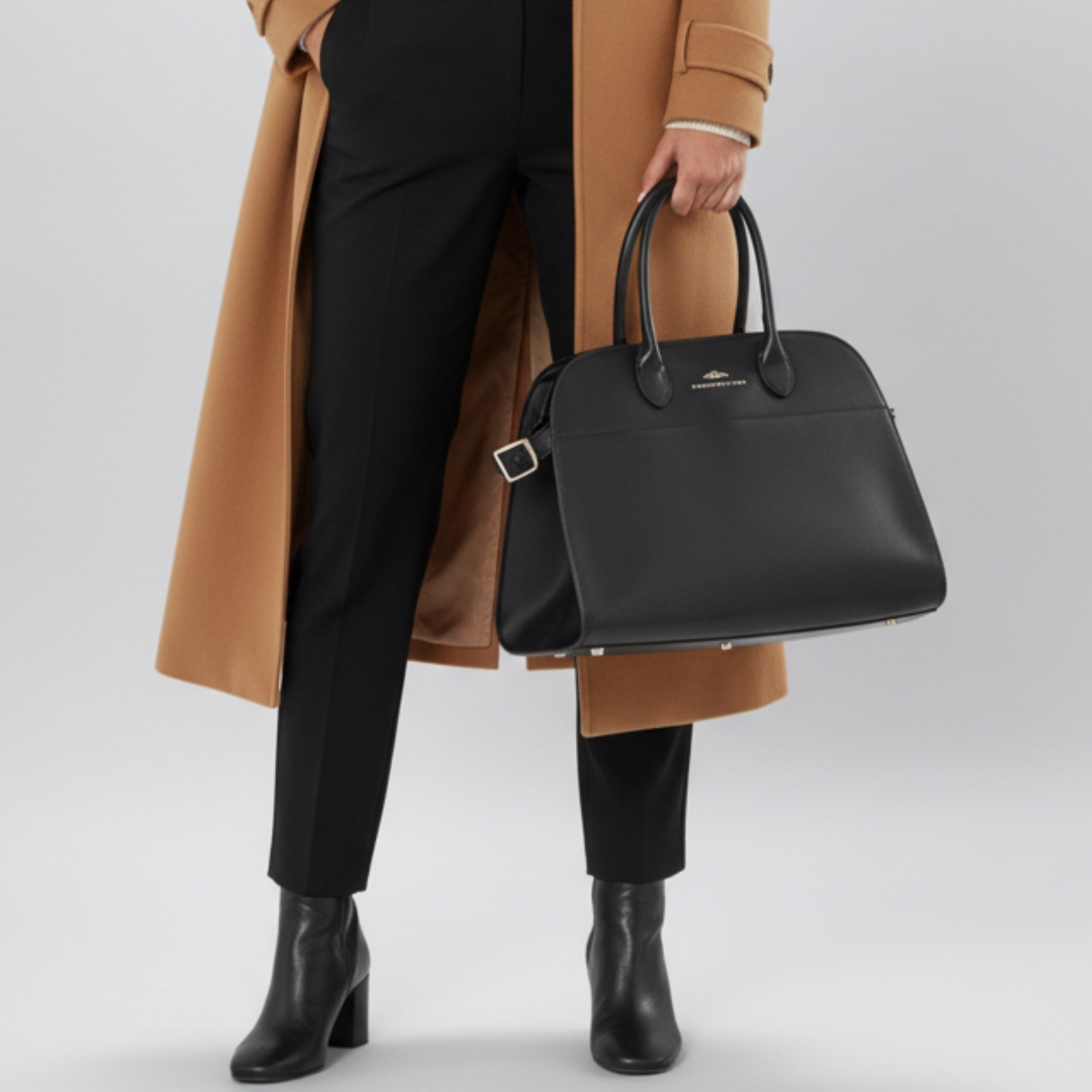 Bolso de piel grande, elegante y minimalista.