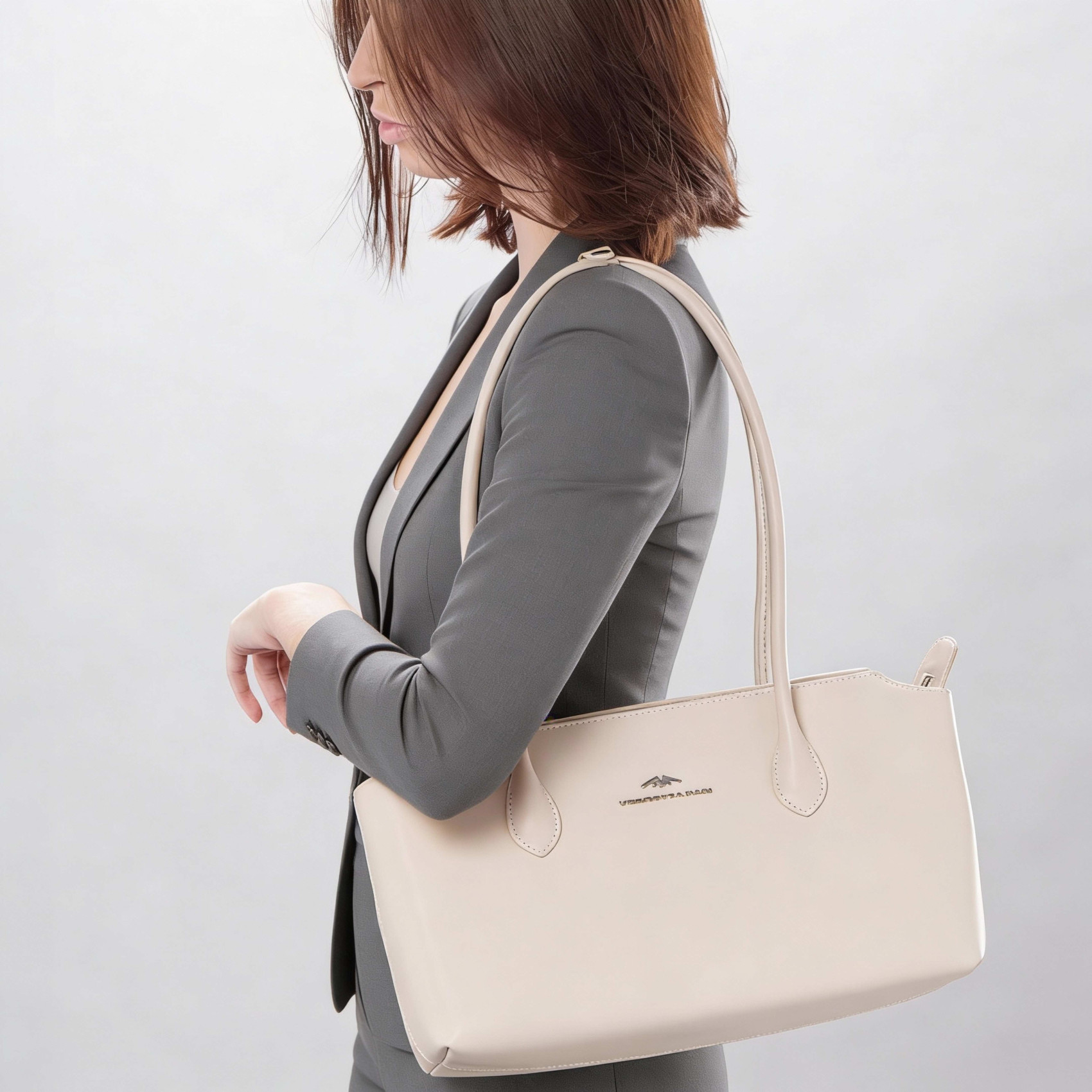 Bolso de piel amplio y elegante.