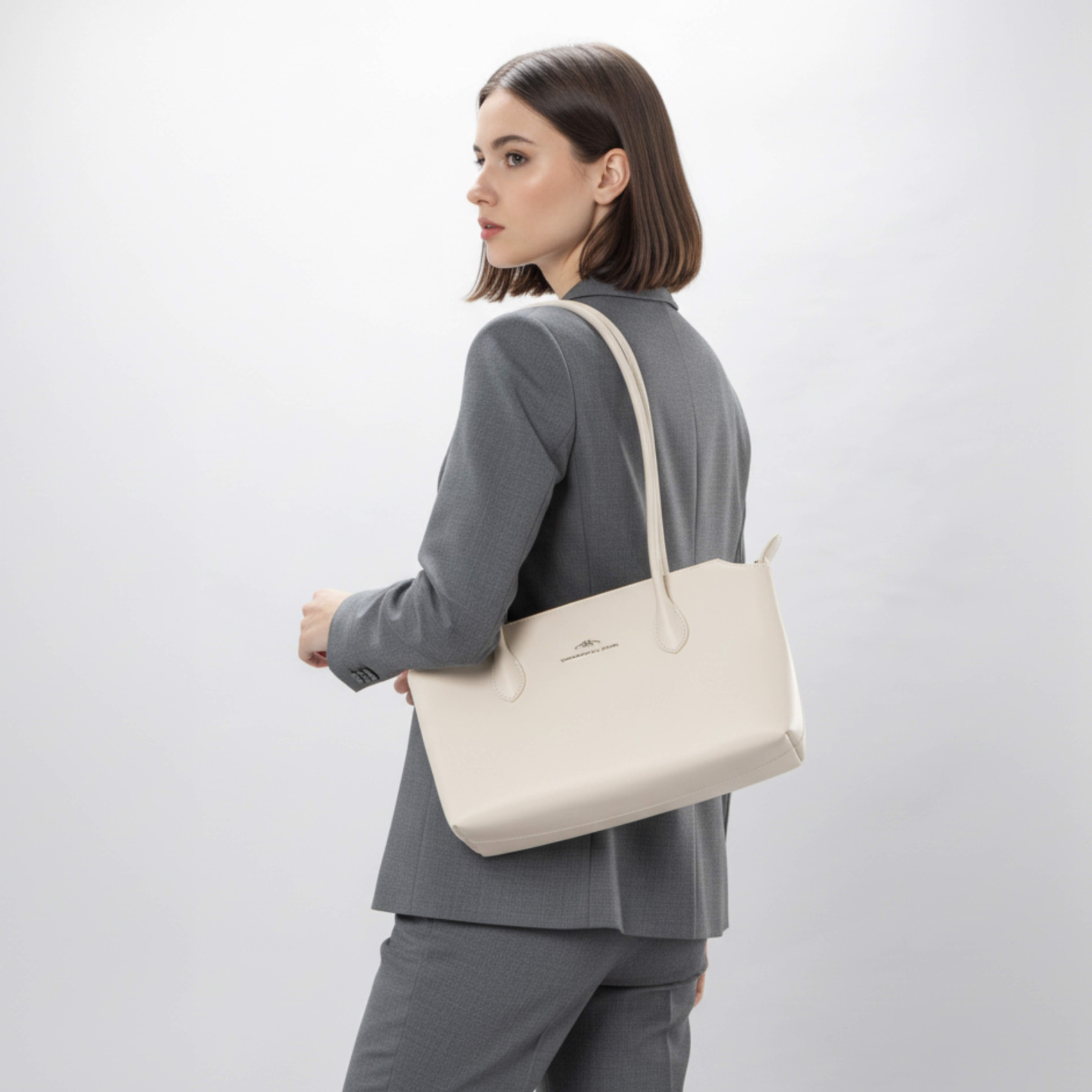 Bolso de piel amplio y elegante.