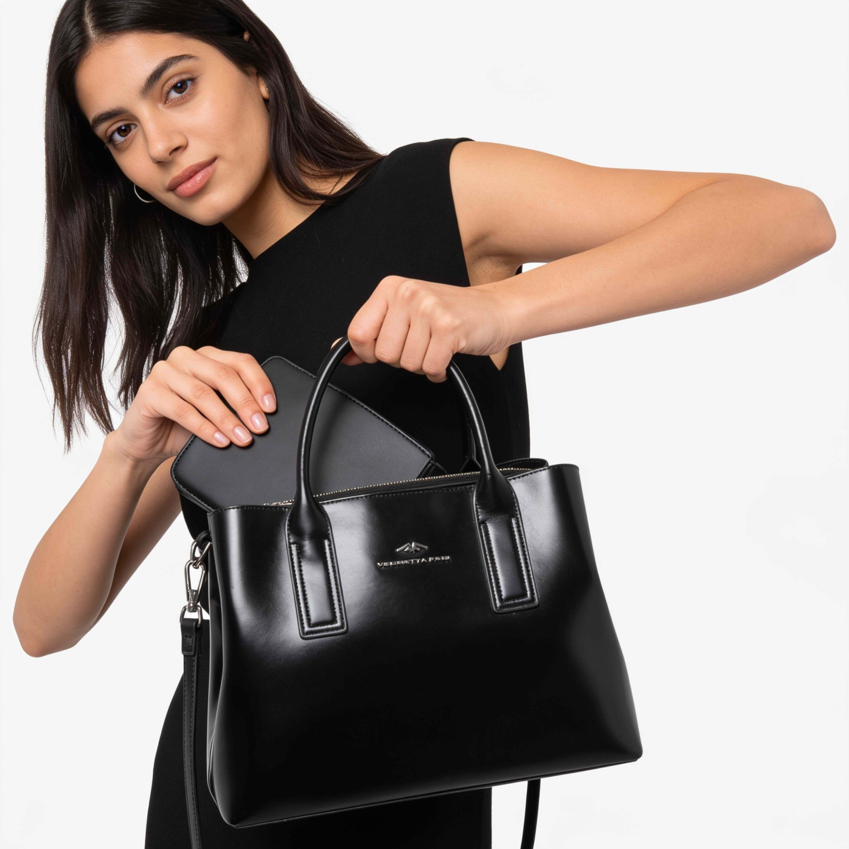 Bolso de piel mediano, amplio y elegante.