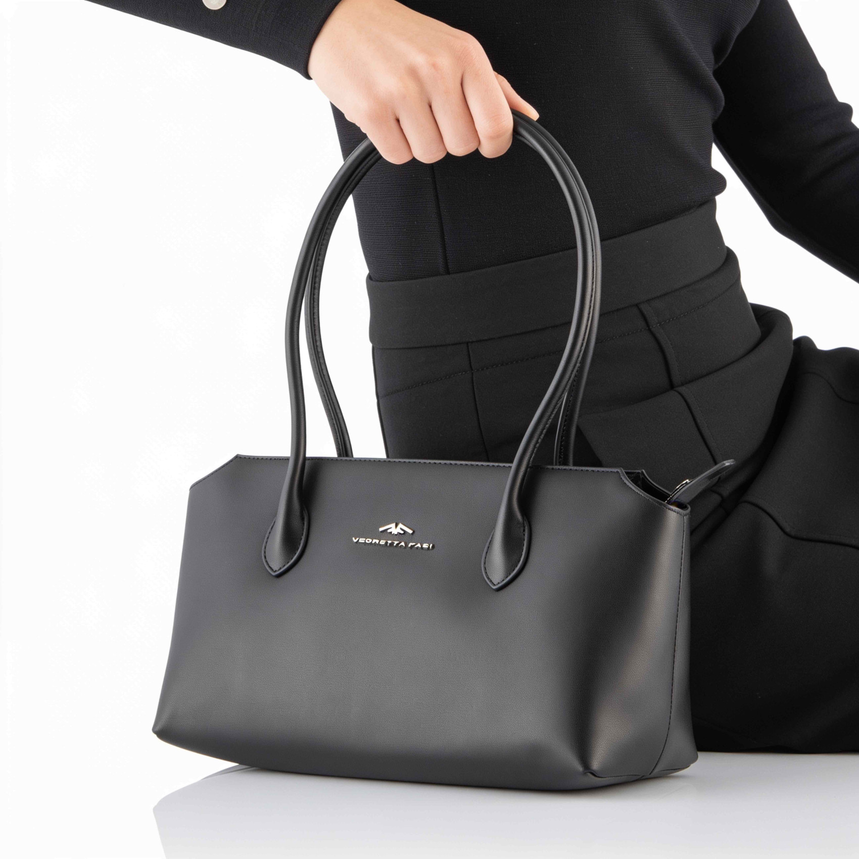 Bolso de piel amplio y elegante.