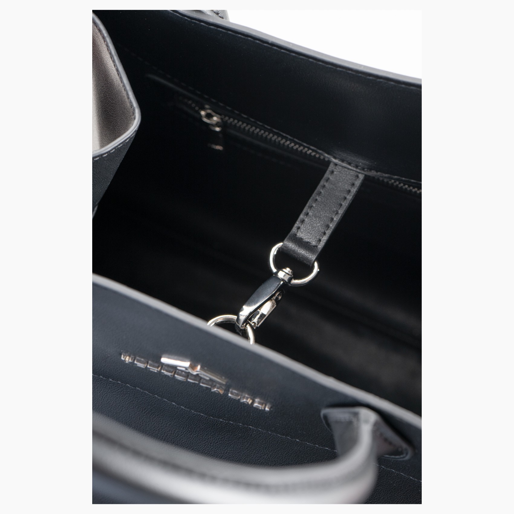 Interior bolso elegante mujer